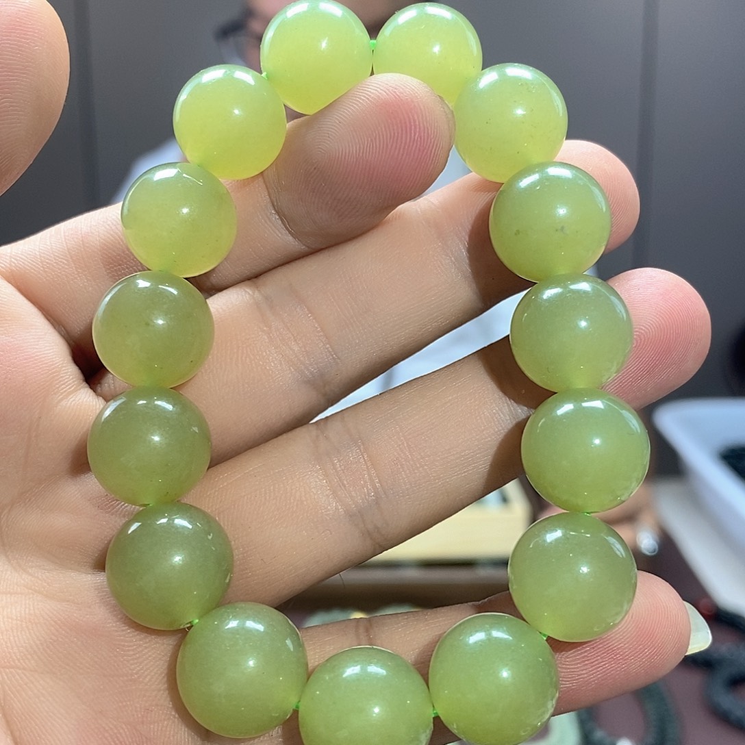 未镶嵌透闪石质玉珠宝奇石