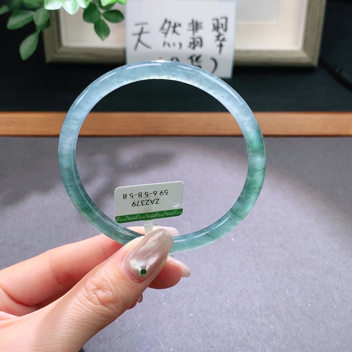 翡翠手镯未镶嵌天然翡翠手镯
