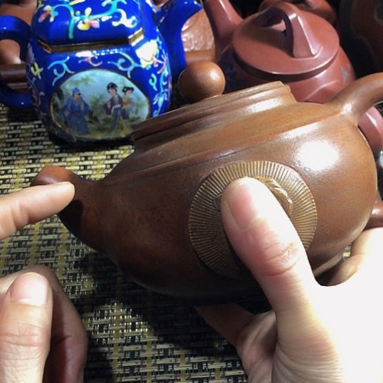 紫砂茶壶原矿泥料手工制作的紫砂壶。