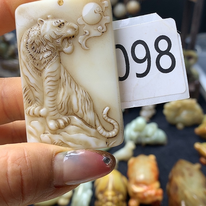 和田玉未镶嵌车挂