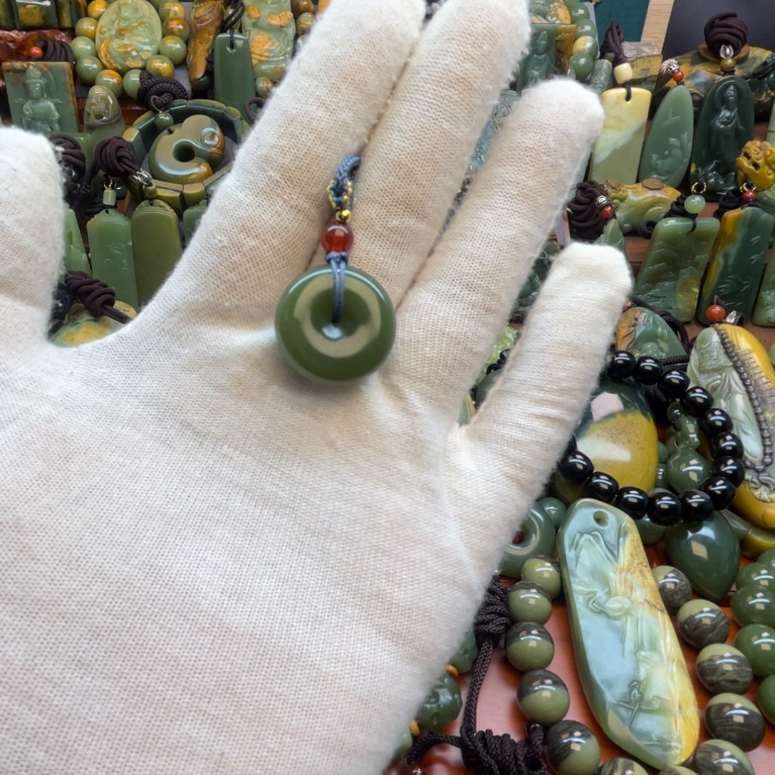 岫岩老玉（透闪石质玉）未镶嵌颈饰