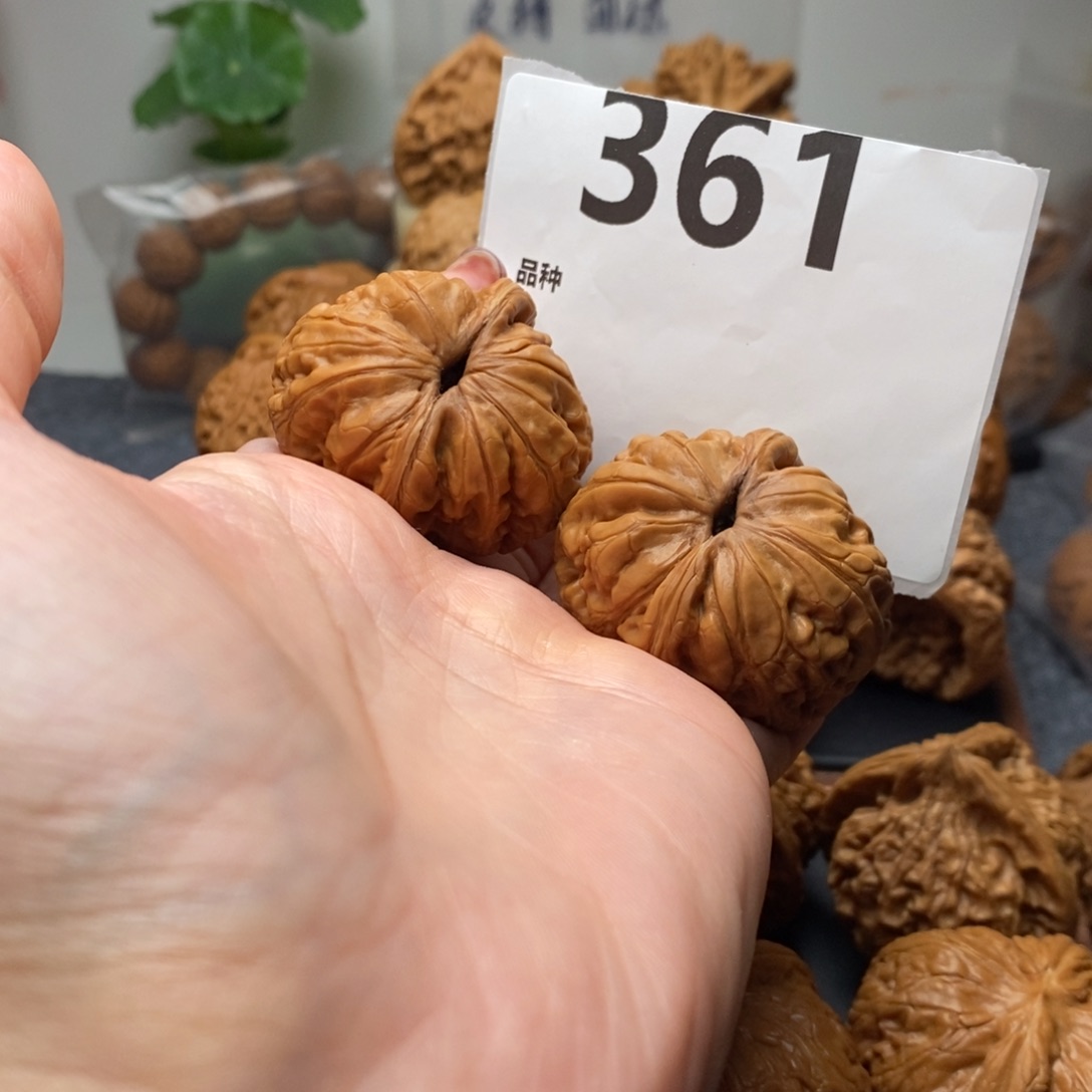 文玩核桃吊坠阿*元宝40。    361