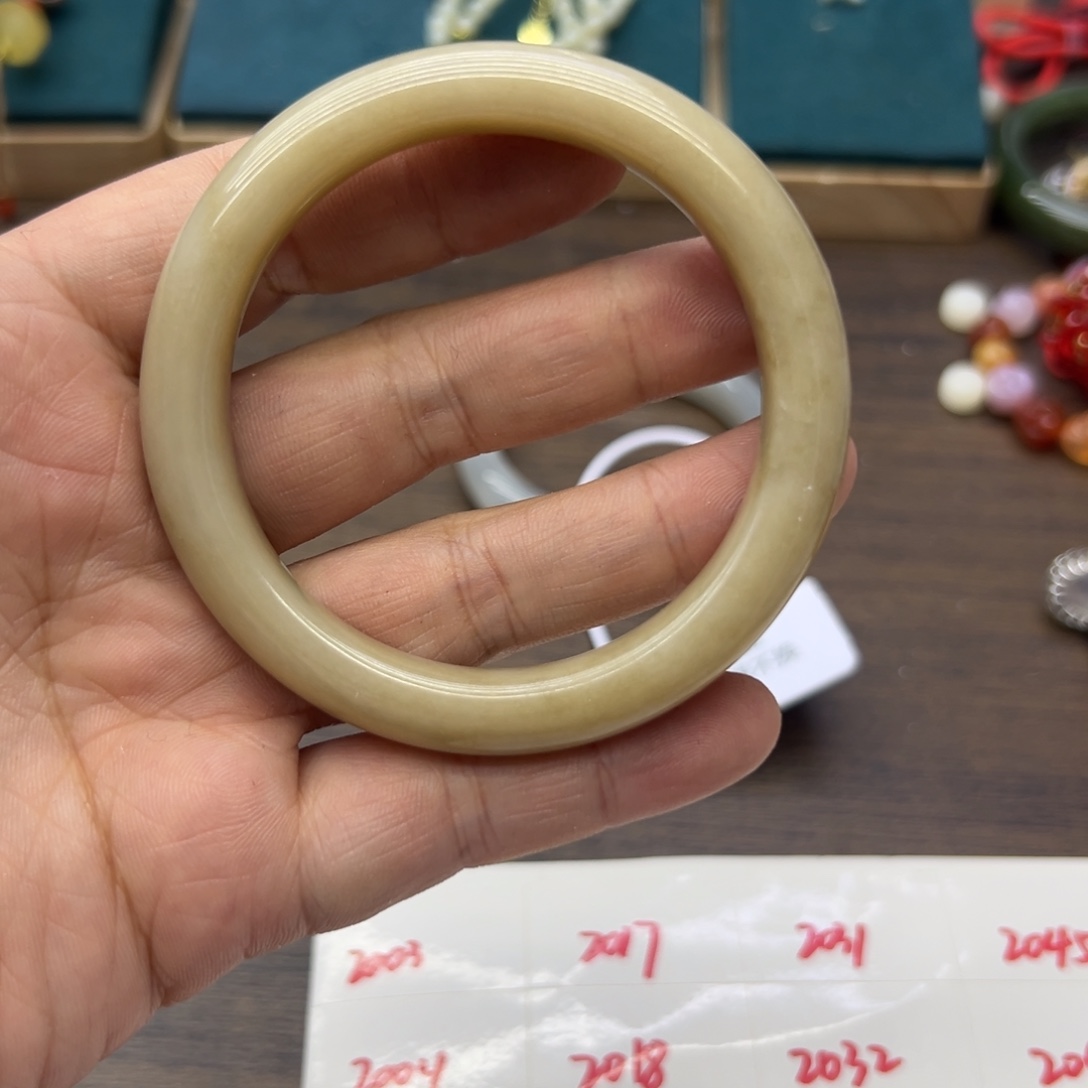 和田玉未镶嵌手镯55.8圈围1997