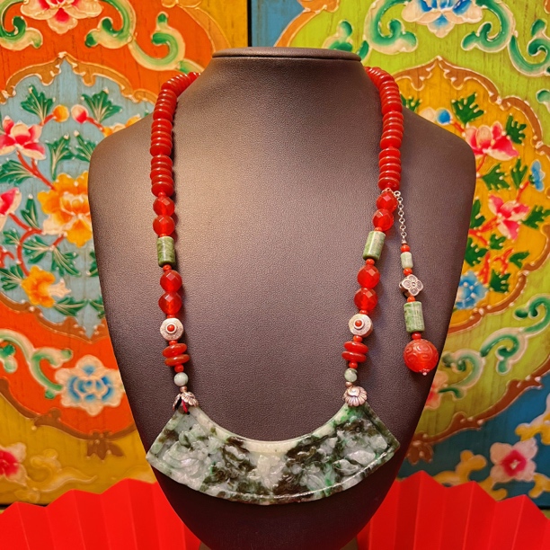 个性花牌翡翠毛衣链