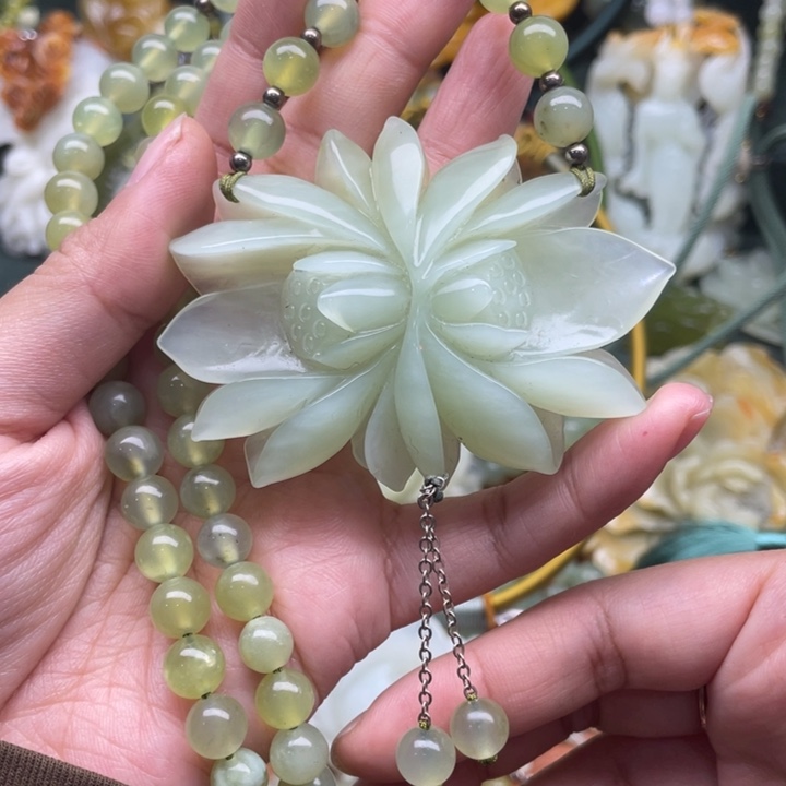 蛇纹石玉吊坠合金