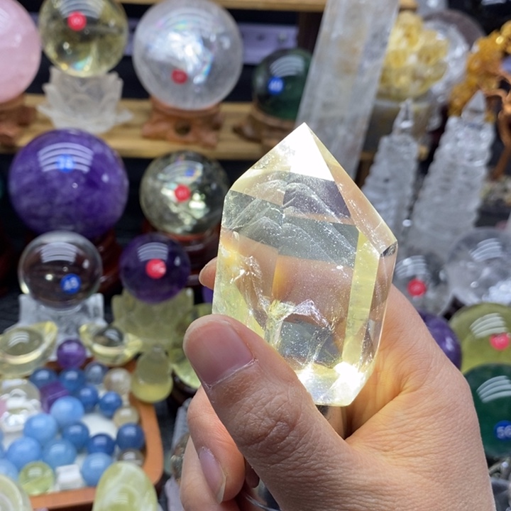 石材天然黄水晶柱层山