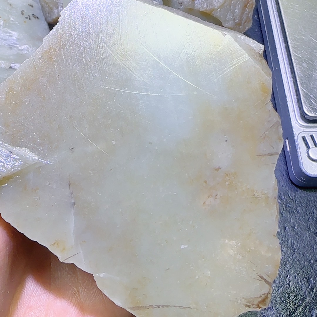 李***平和田玉未镶嵌珠宝半成品