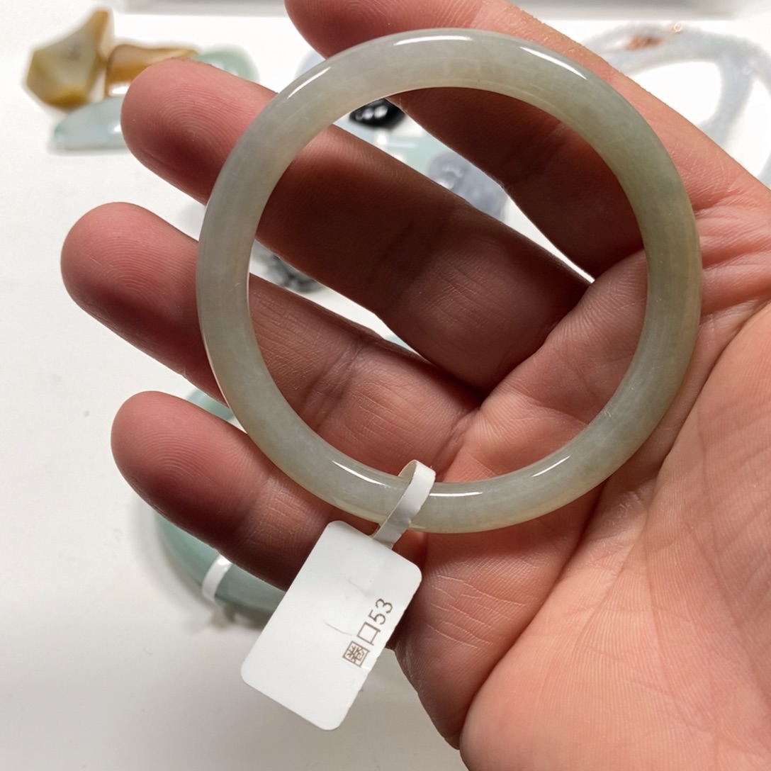 翡翠手镯未镶嵌翡翠