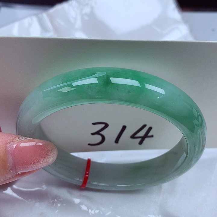 翡翠手镯未镶嵌翡翠