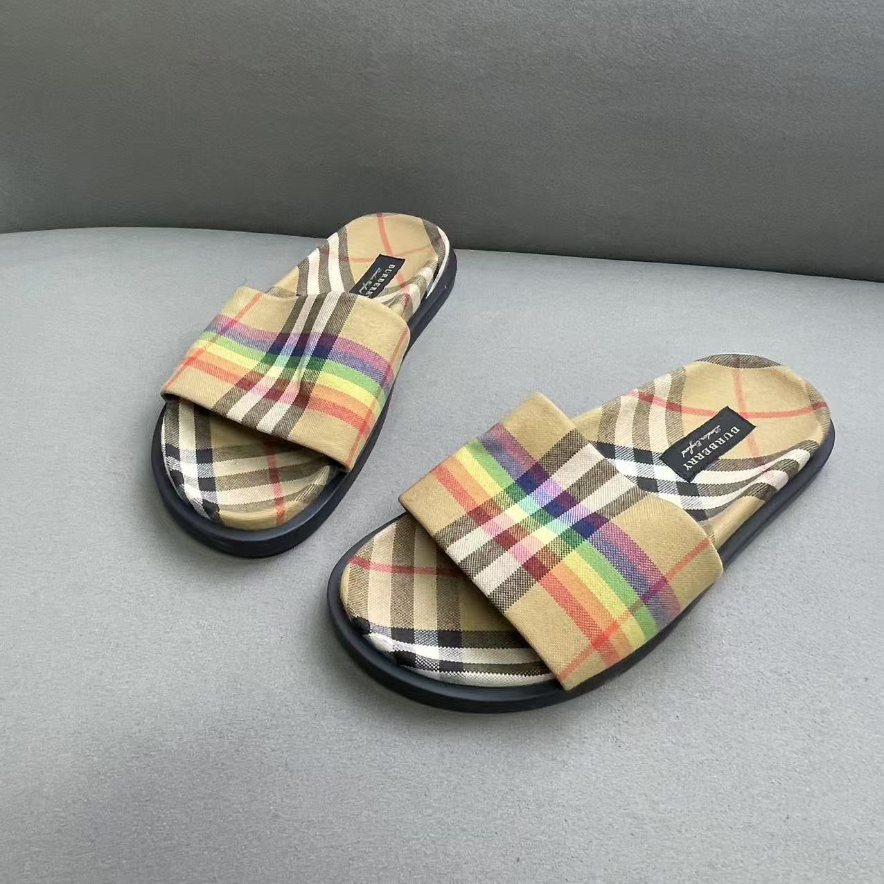95新 BURBERRY/博柏利 棕色经典条纹格时尚帆布防滑夏季拖鞋 37码