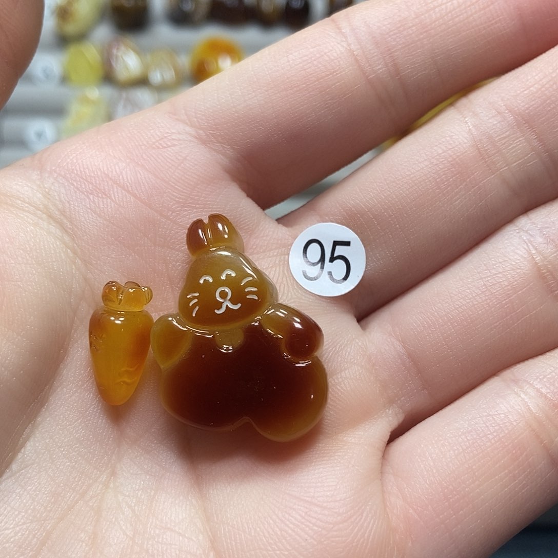 琥珀裸石未镶嵌，