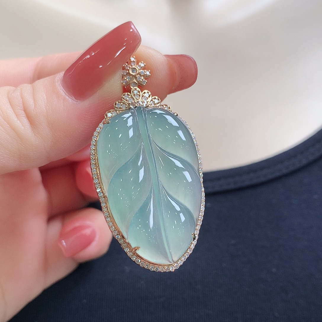 翡翠18K金镶嵌颈饰叶子