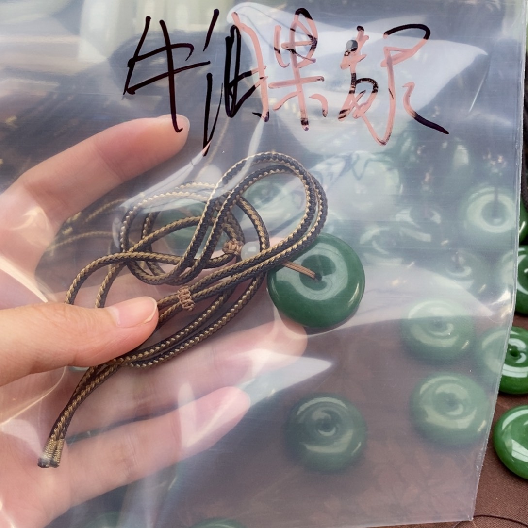 和田玉颈饰未镶嵌牛**绿