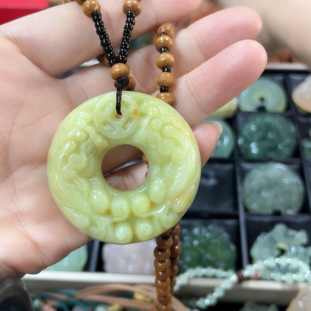 蛇纹石玉颈饰未镶嵌