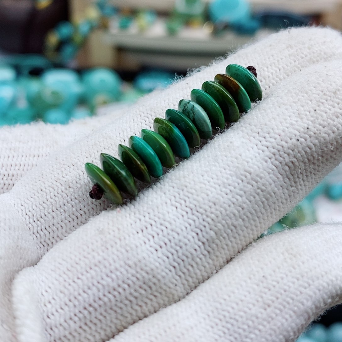 绿松石颈饰未镶嵌