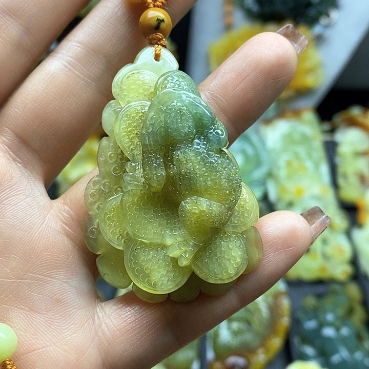 蛇纹石玉挂件未镶嵌