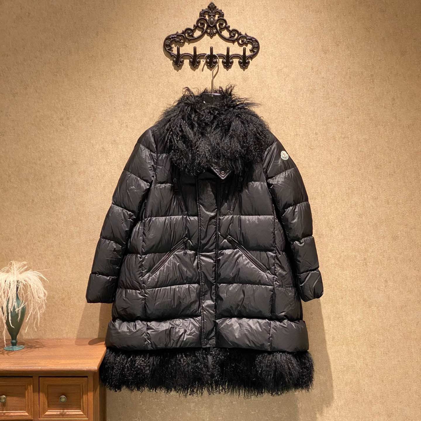 99新 MONCLER 黑色刺绣徽标logo毛毛边领羽绒服/2码/35339
