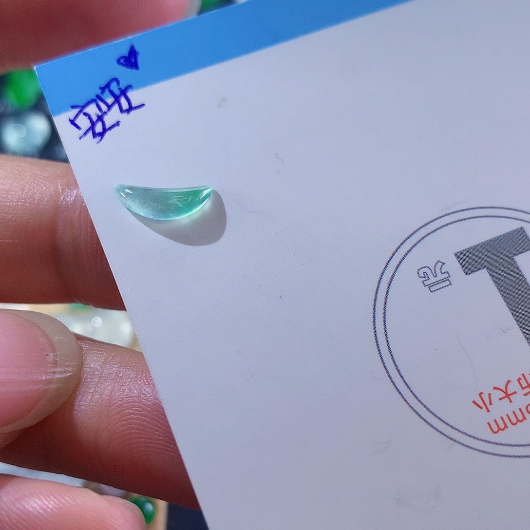 翡翠颈饰未镶嵌天然翡翠高冰月牙