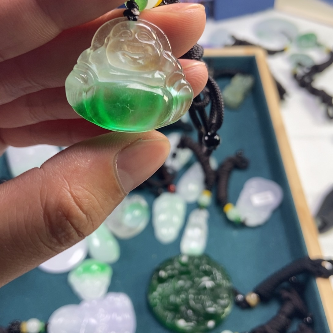 翡翠未镶嵌颈饰佛公