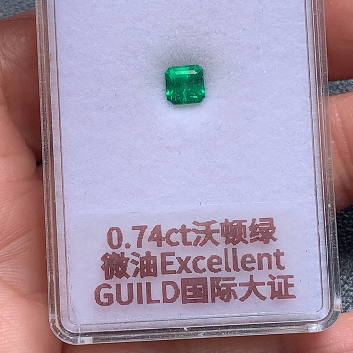 玖***鲤祖母绿裸石0.74克拉