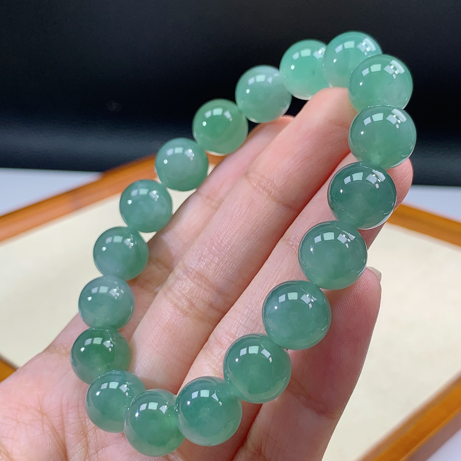7.18-17缅甸天然翡翠A货果绿手串卡11mm18颗粒