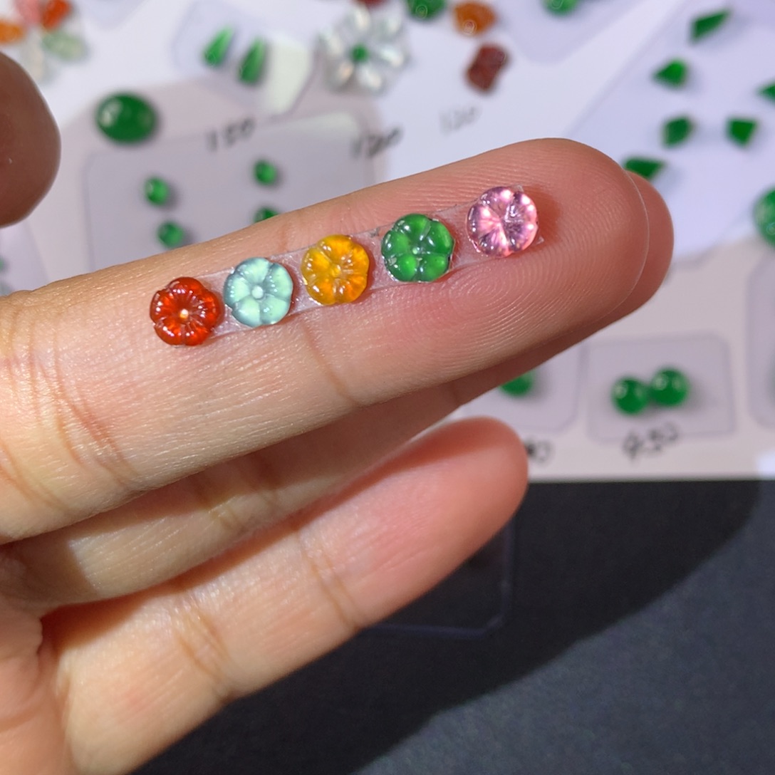 翡翠颈饰未镶嵌花