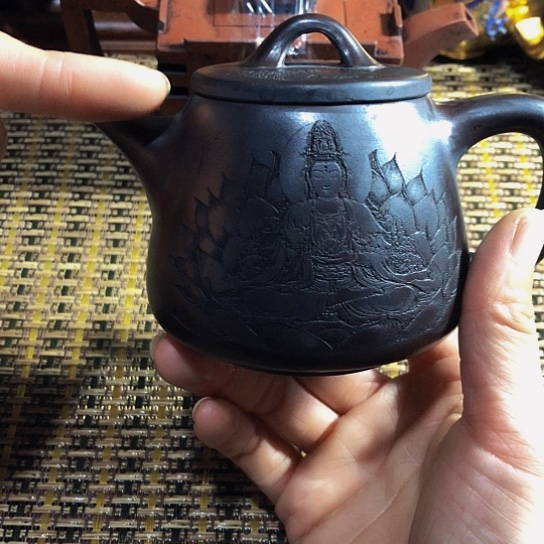 紫砂茶壶原矿泥料手工制作的紫砂壶。