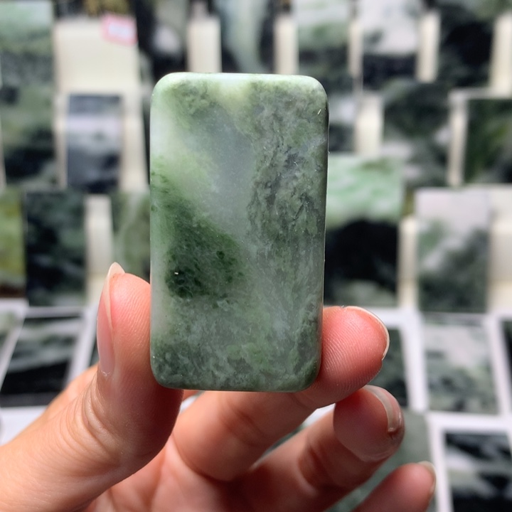 独山玉颈饰未镶嵌