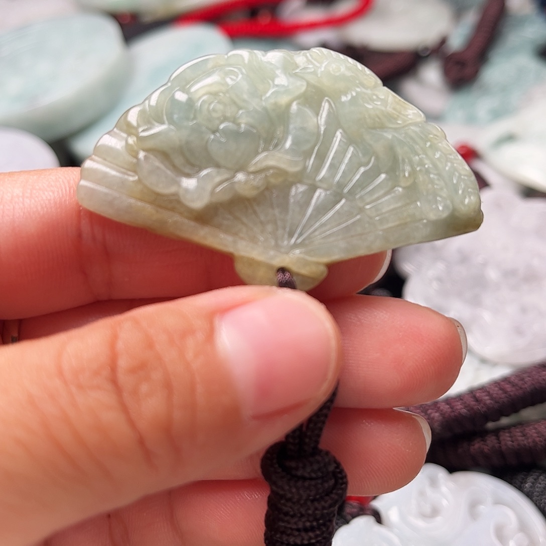 翡翠吊坠(赠链)未镶嵌