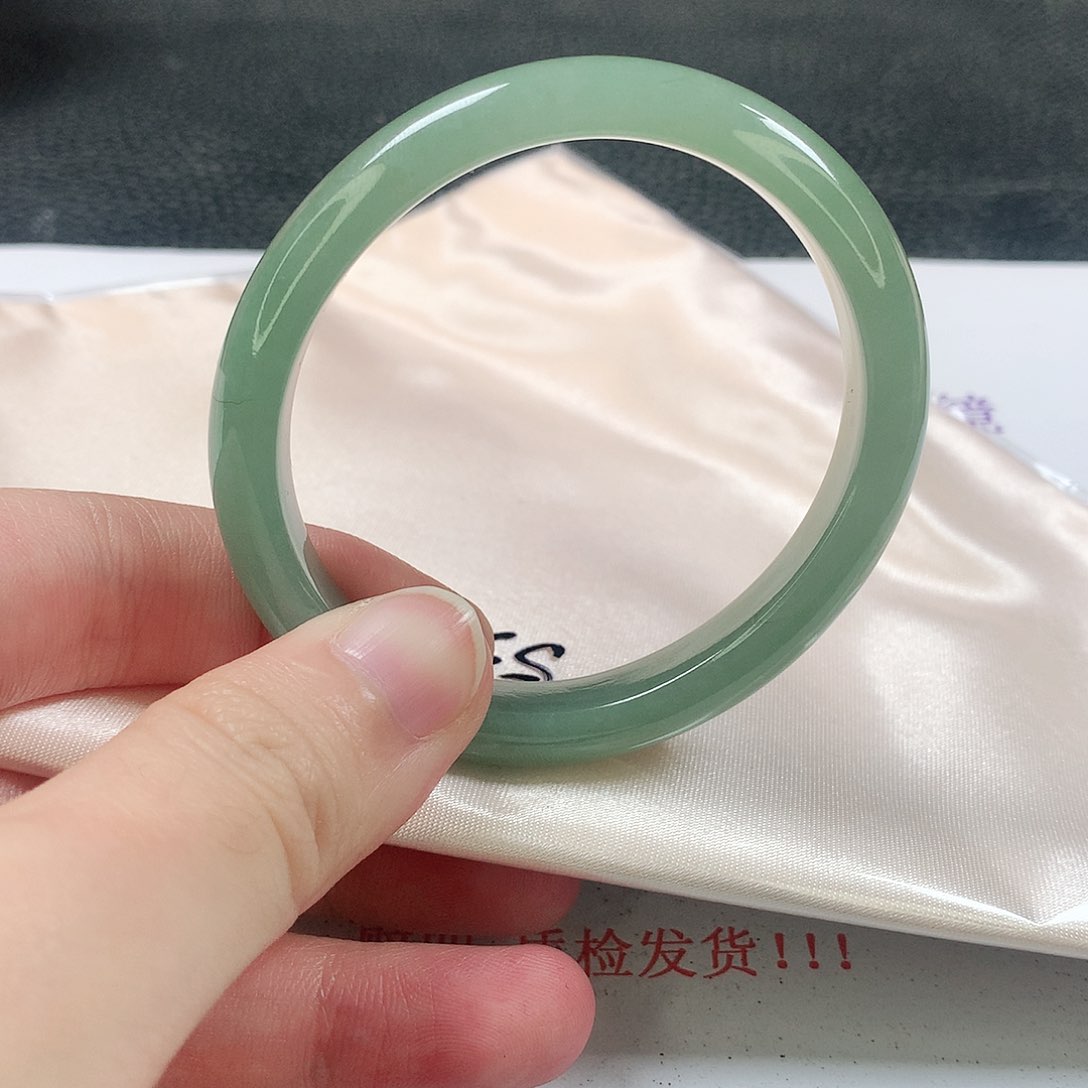 未镶嵌手镯（圆镯）翡翠300