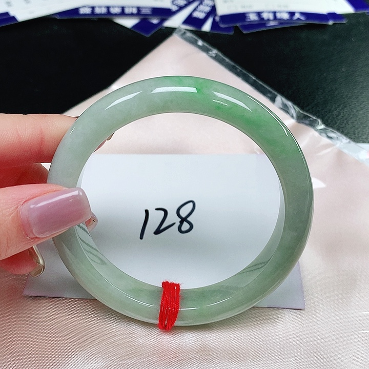 翡翠手镯未镶嵌翡翠手镯未镶嵌