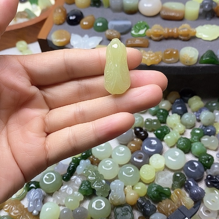 未镶嵌和田玉挂件 白菜