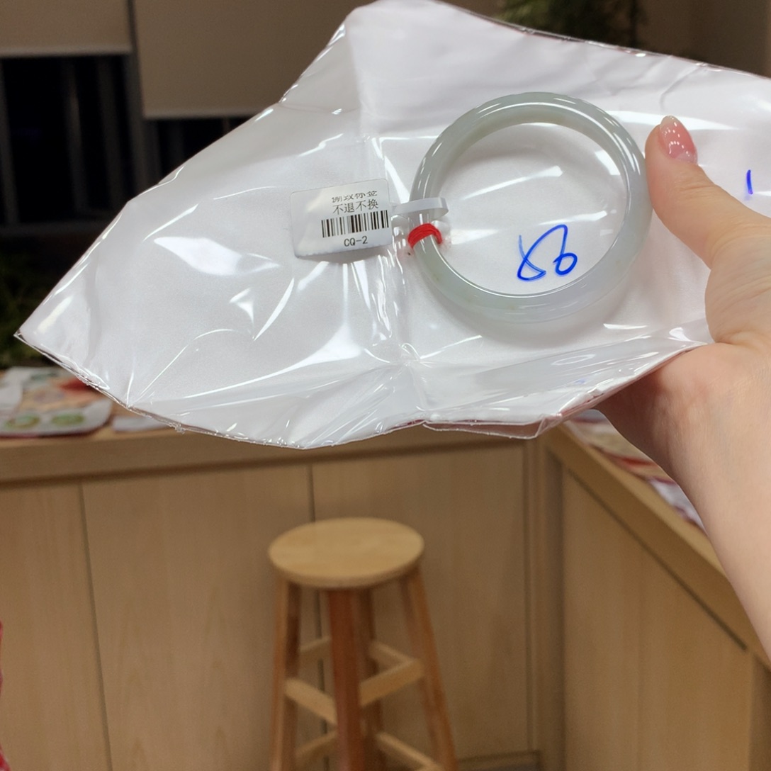 翡翠手镯未镶嵌不退不换