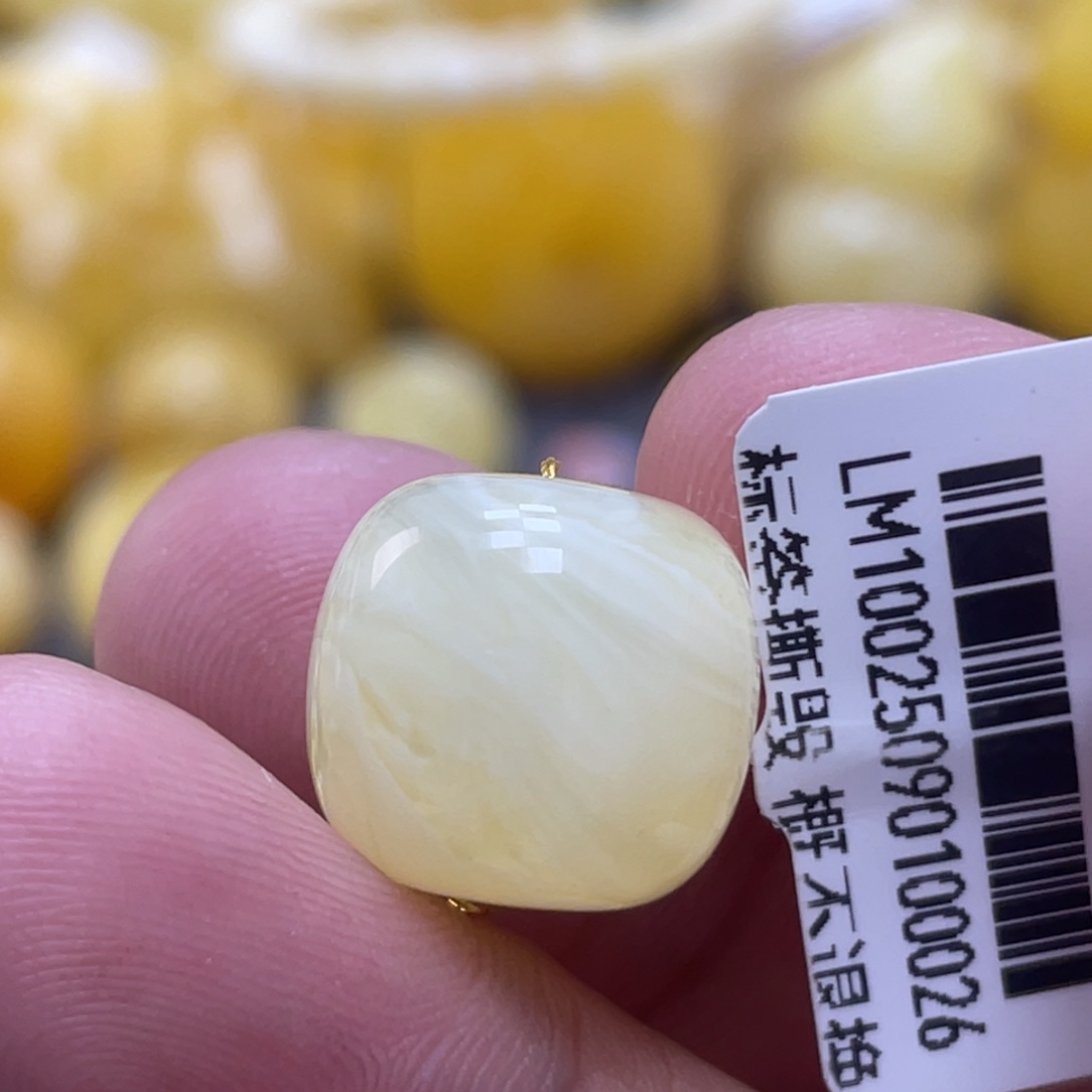 蜜蜡未镶嵌裸石13.9*13mm荧光