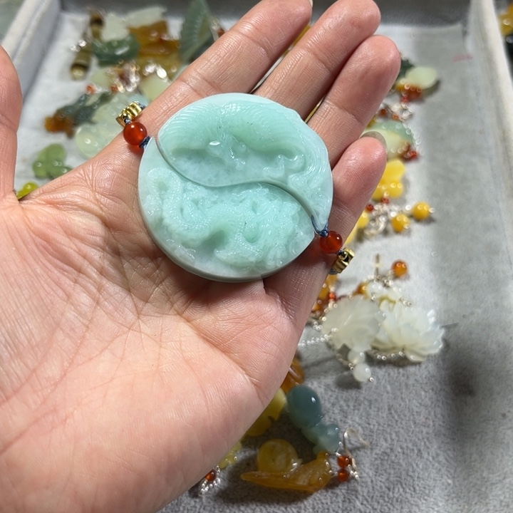 蛇纹石玉吊坠合金