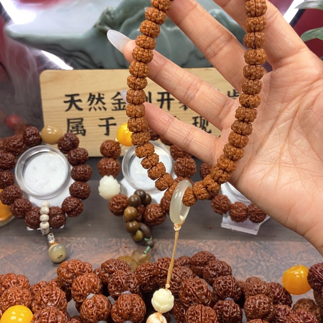 金刚菩提吊坠511手持。