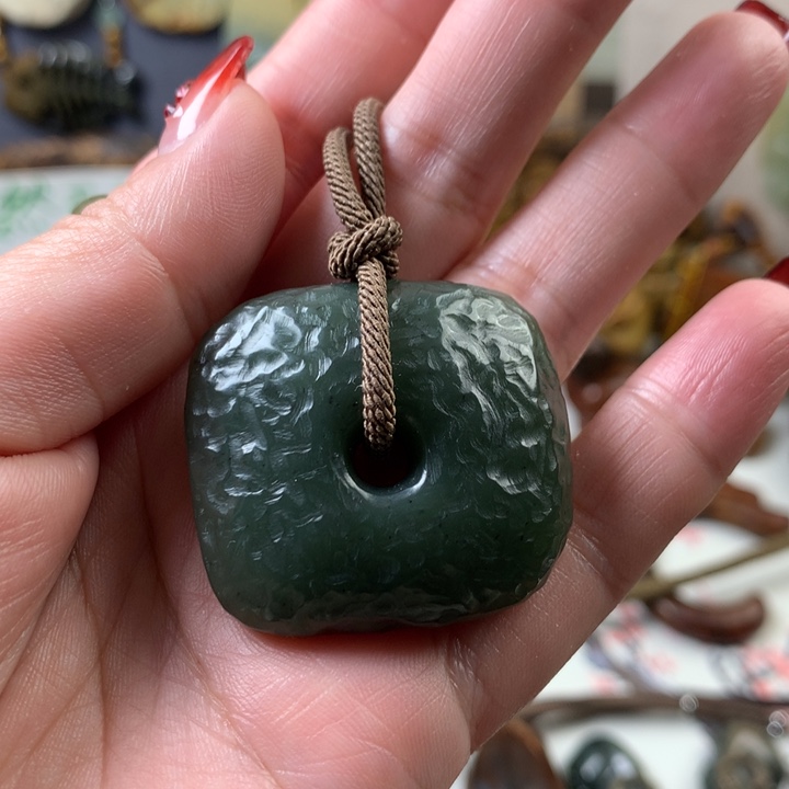 透闪石质玉挂件未镶嵌