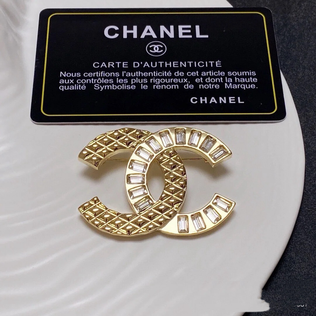 未使用 Chanel/香奈儿 金色浮雕菱格纹素拼钻胸针 18c/AX0317