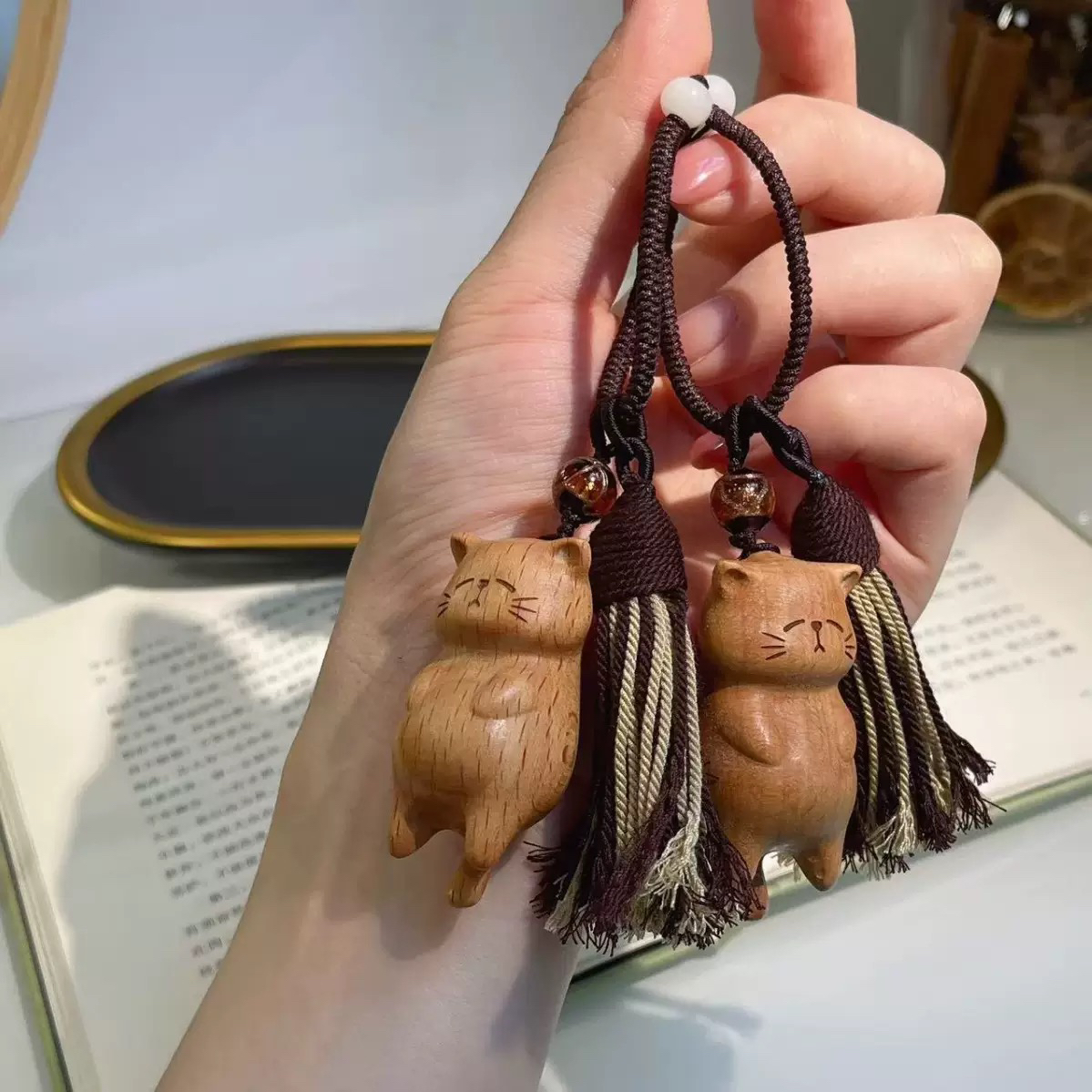 原创胡桃木可爱躺平小猫咪挂件包挂手机挂钥匙扣车挂时尚