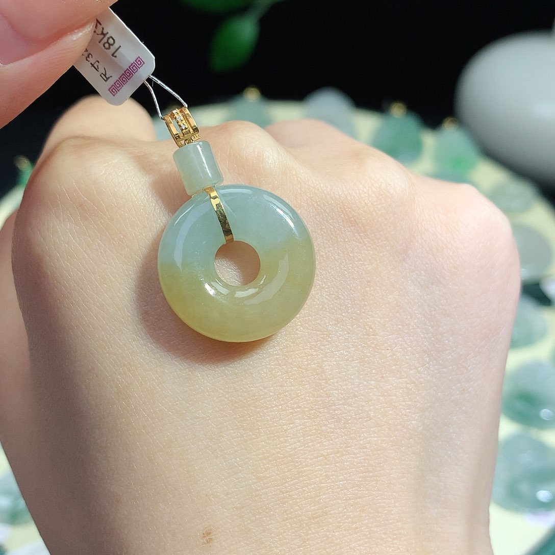 翡翠18K金镶嵌颈饰甜甜圈