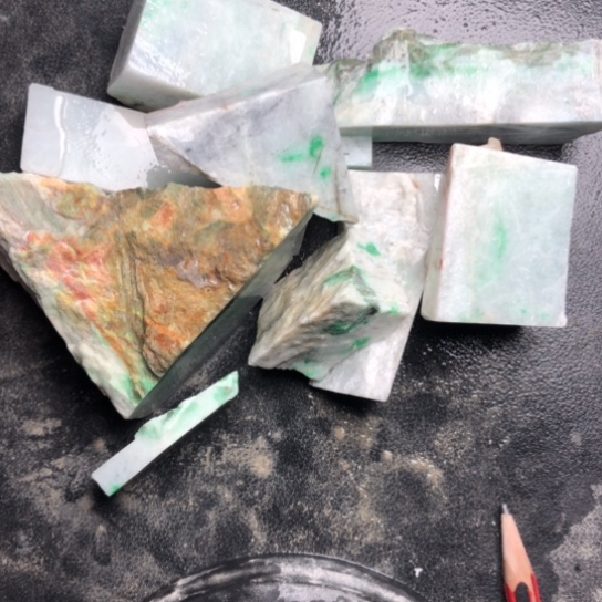 抽***天翡翠未镶嵌颈饰裸石