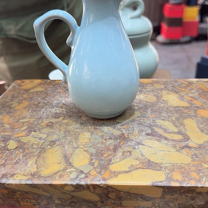 壶一个，瓷。。。品茗