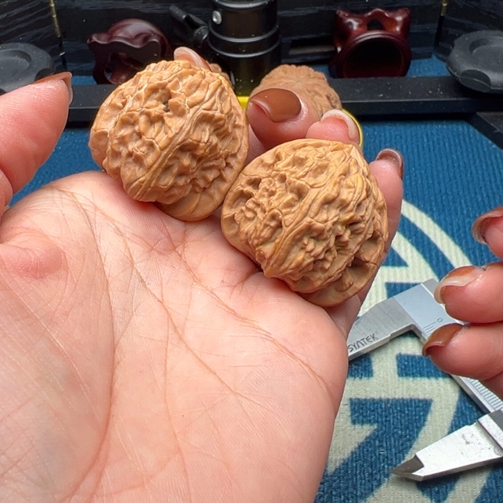 桃核吊坠文玩核桃白狮子