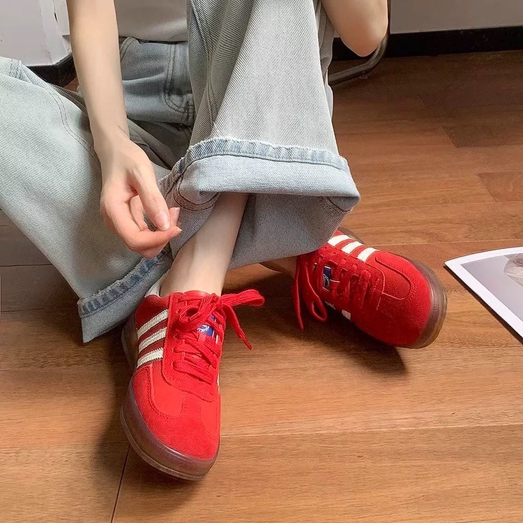 小众设计感草莓熊红色德训鞋复古平底运动女鞋夏百搭休闲阿甘板鞋