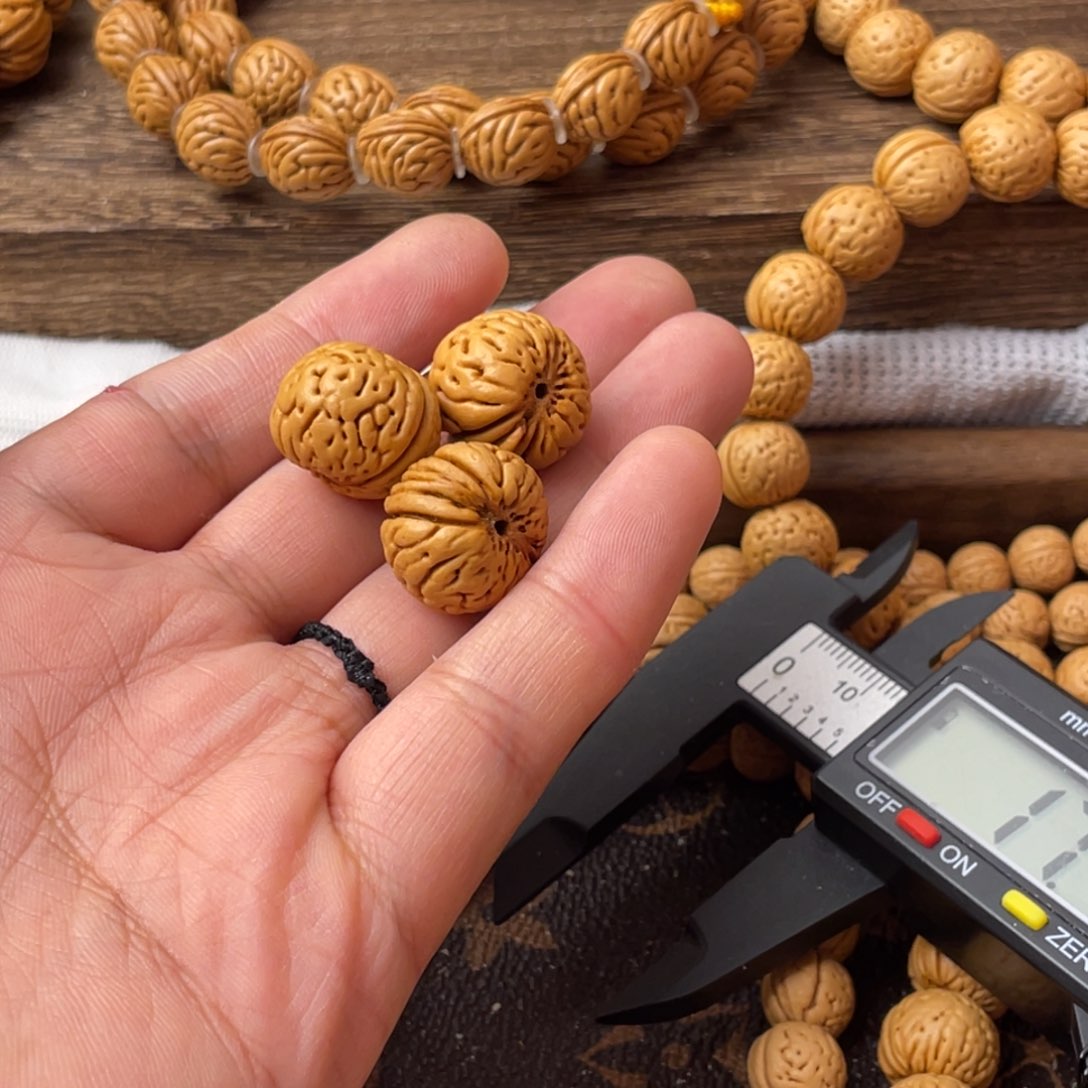 吊坠桃核顾****?野生树王