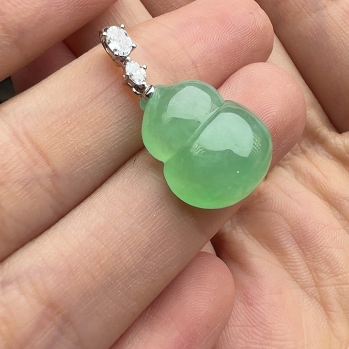 颈饰18K金镶嵌翡翠Y甜葫芦