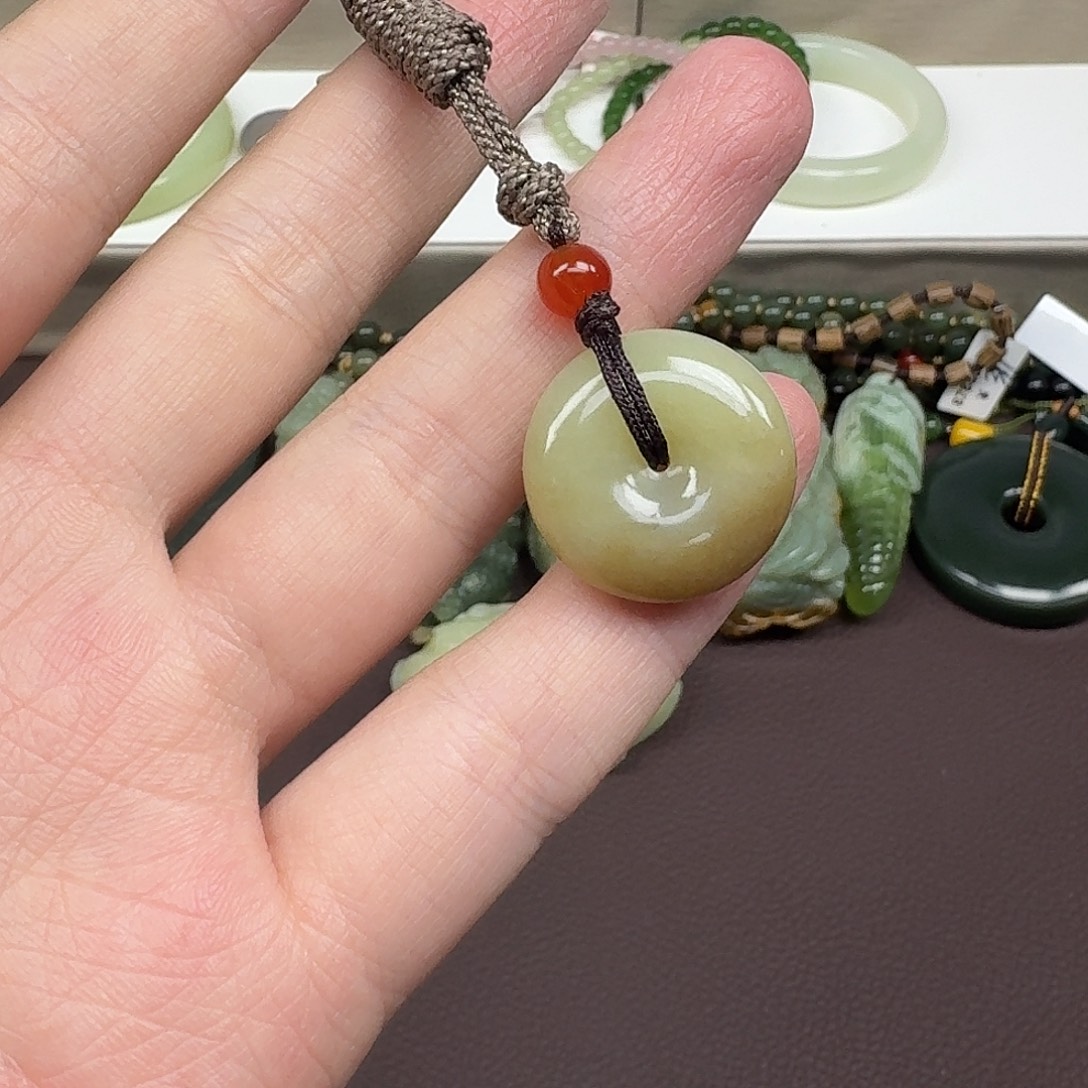 和田玉未镶嵌颈饰老玉平安扣