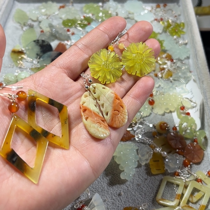 蛇纹石玉耳饰合金