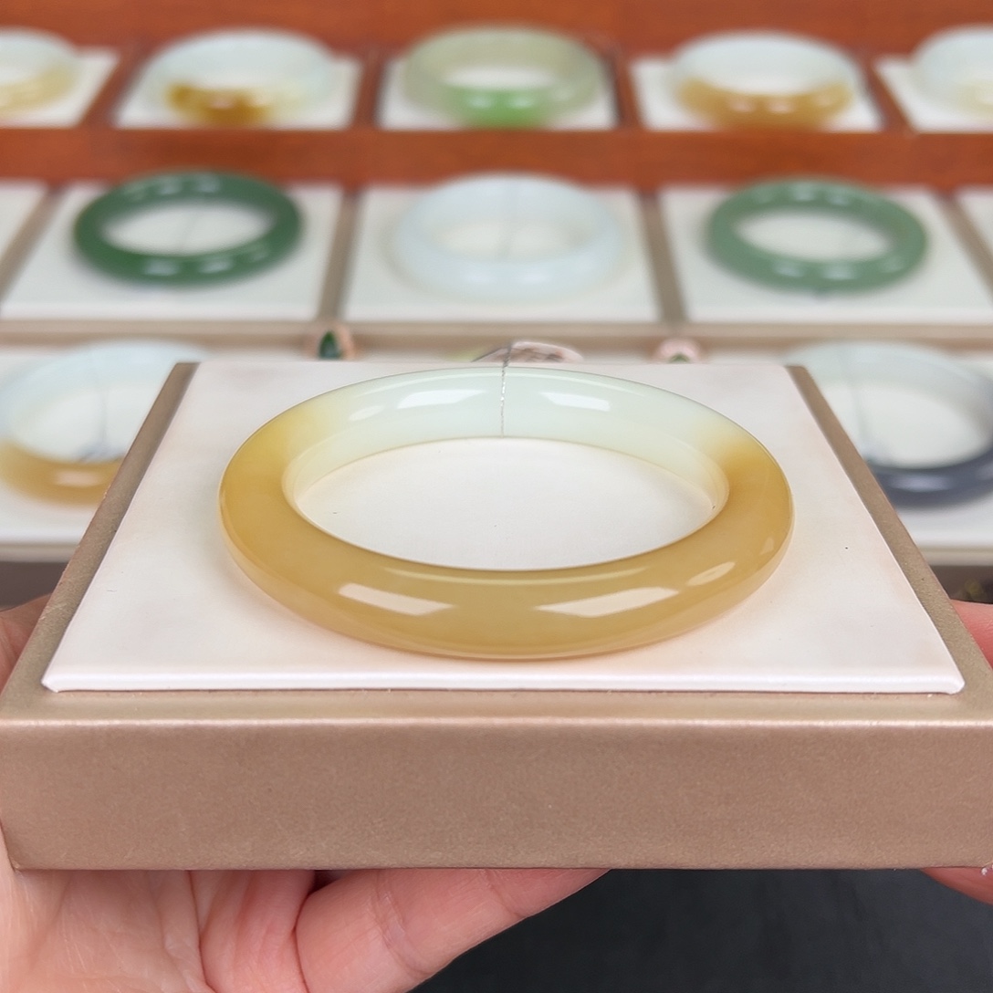 和田玉未镶嵌手镯糖白