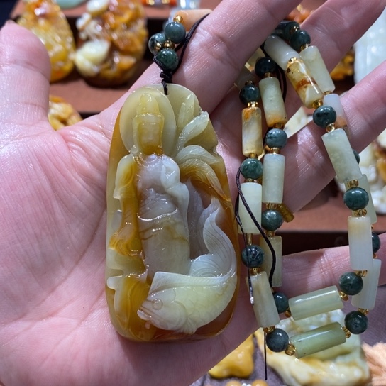 蛇纹石玉未镶嵌颈饰